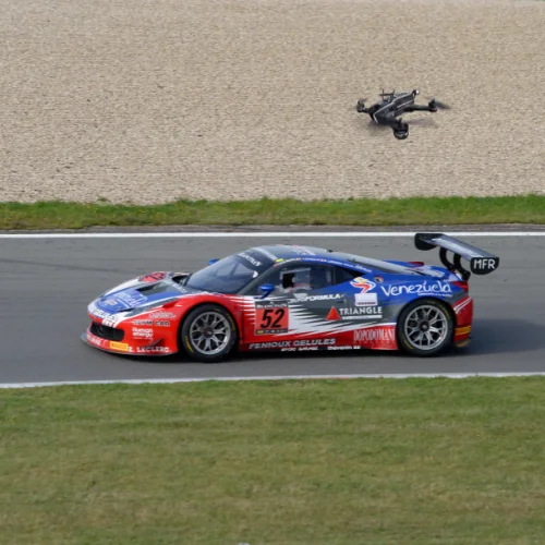 FPV dron na snimanju trke automobila