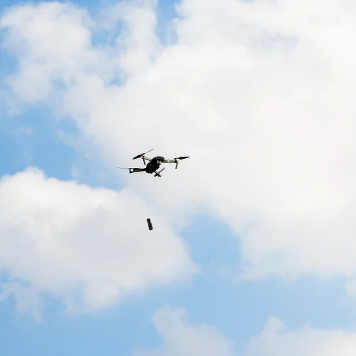dron izbacuje granatu - dronovi.rs