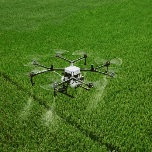 prikaz agro drona u akciji iznad njive dronovi.rs