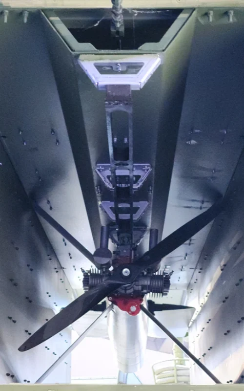 prikaz sklopljenog drona gavran u kontejneru sa lansirnom rampom